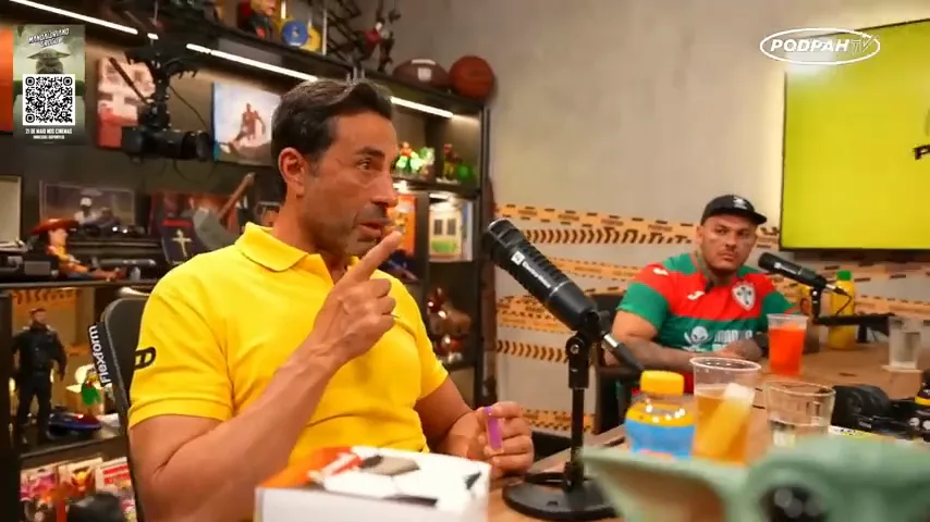 Escena original del podcast Podpah.